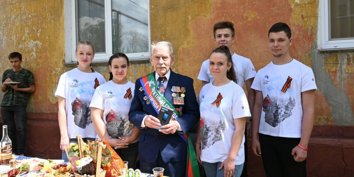 Волонтёры сопровождали парады Победы в регионах России