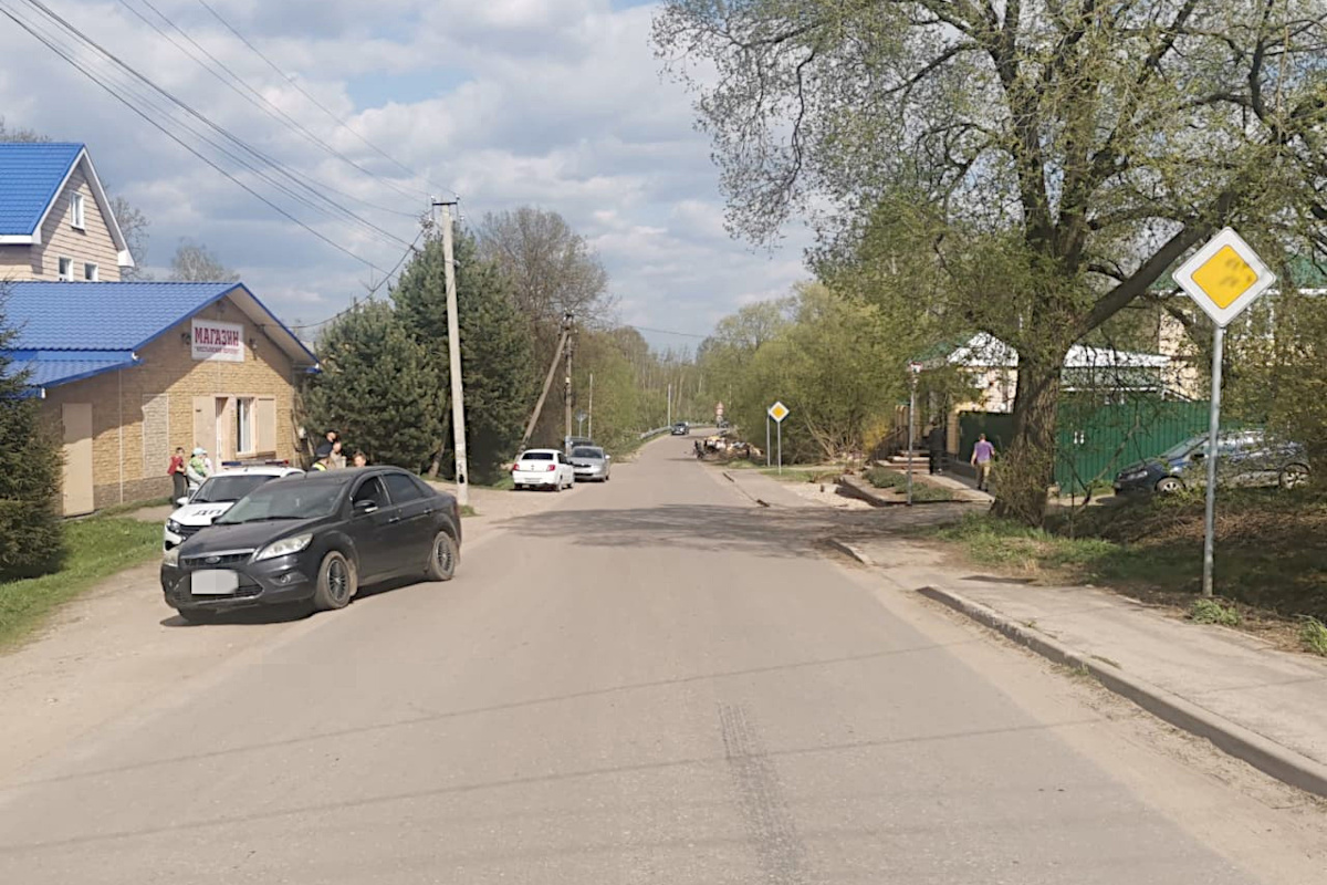 В Ржеве автомобиль сбил перебегавшего дорогу 12-летнего ребёнка
