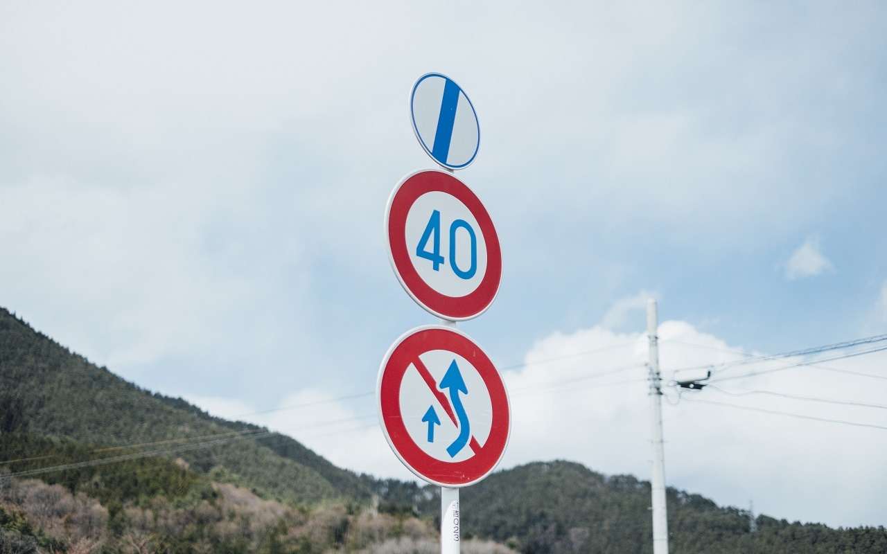 Добро пожаловать в страну бюрократии: на 1100 метрах стоит 566 дорожных знаков