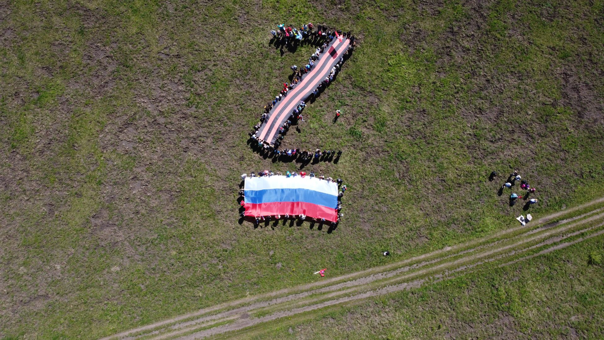 Более 1000 ставропольцев развернули копию Георгиевской ленты на Стрижаменте накануне Дня Победы