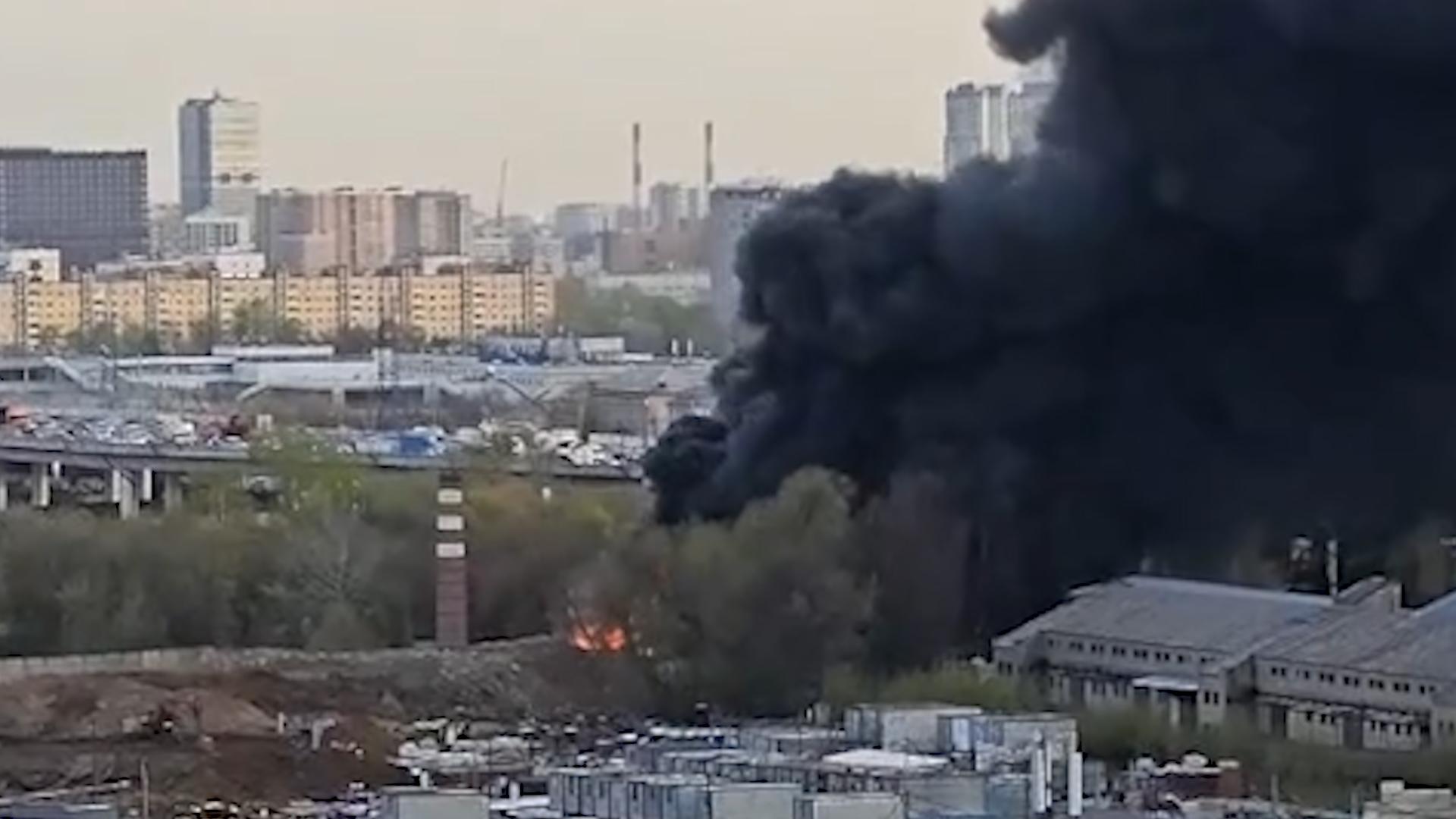 На востоке Москвы загорелось двухэтажное здание